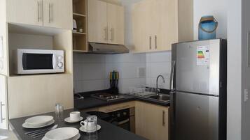 Departamento estándar, 2 habitaciones (702B) | Cocina privada | Refrigerador con congelador, microondas, horno y parrilla de estufa