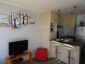 Apartamento estándar, 2 habitaciones (702B) | Zona de estar | Televisión de pantalla plana de 32 pulgadas con canales por satélite