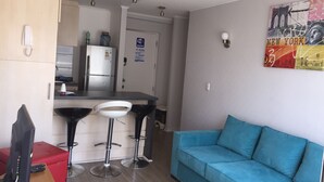 Leilighet – standard, 2 soverom (702B) | Oppholdsrom | En 32-tommers Flatskjerm-TV med Parabol-TV samt TV