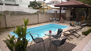 Piscine extérieure, chaises longues