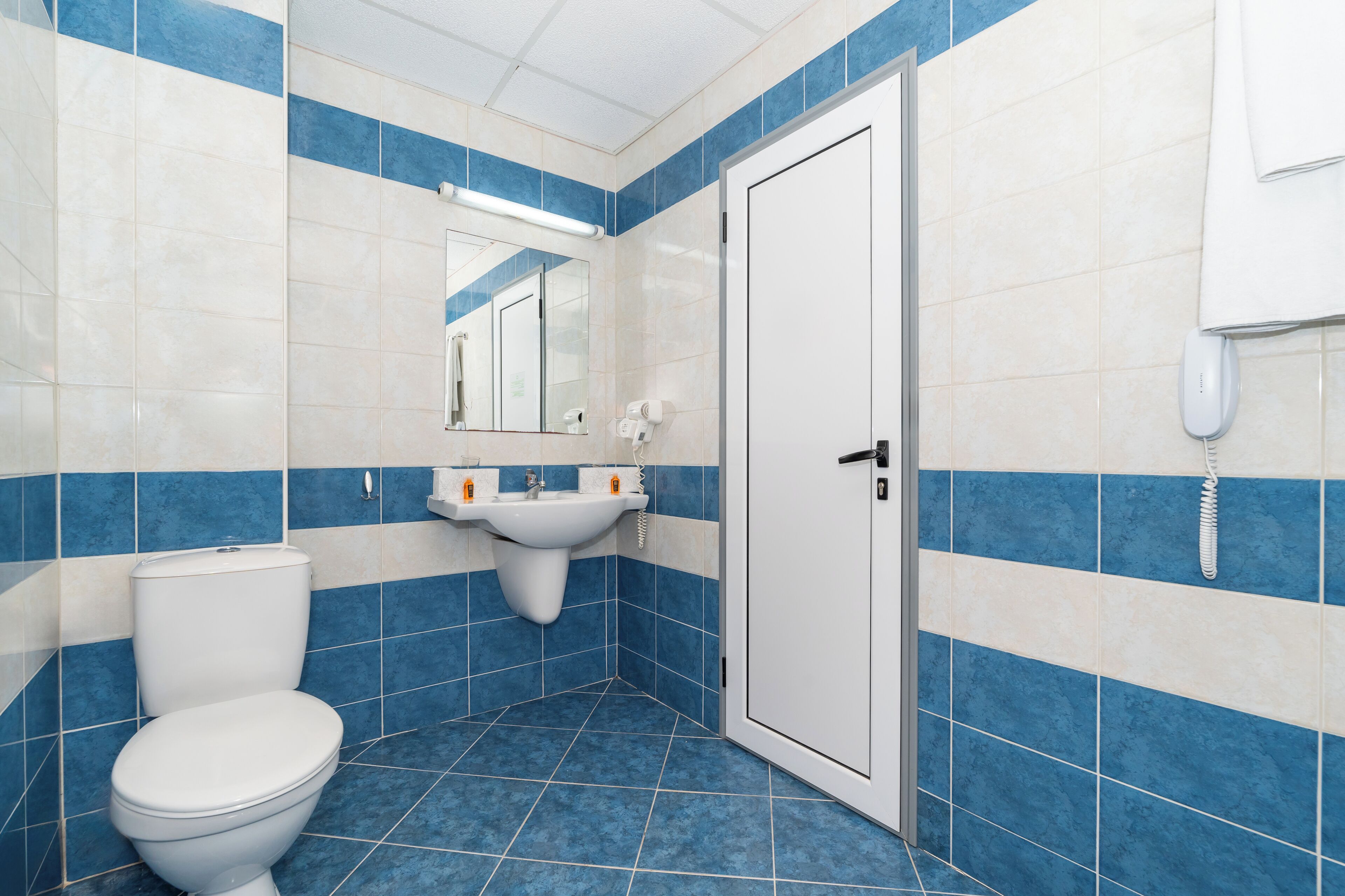 standard double room | bathroom | free toiletries, hair dryer, towels, soap