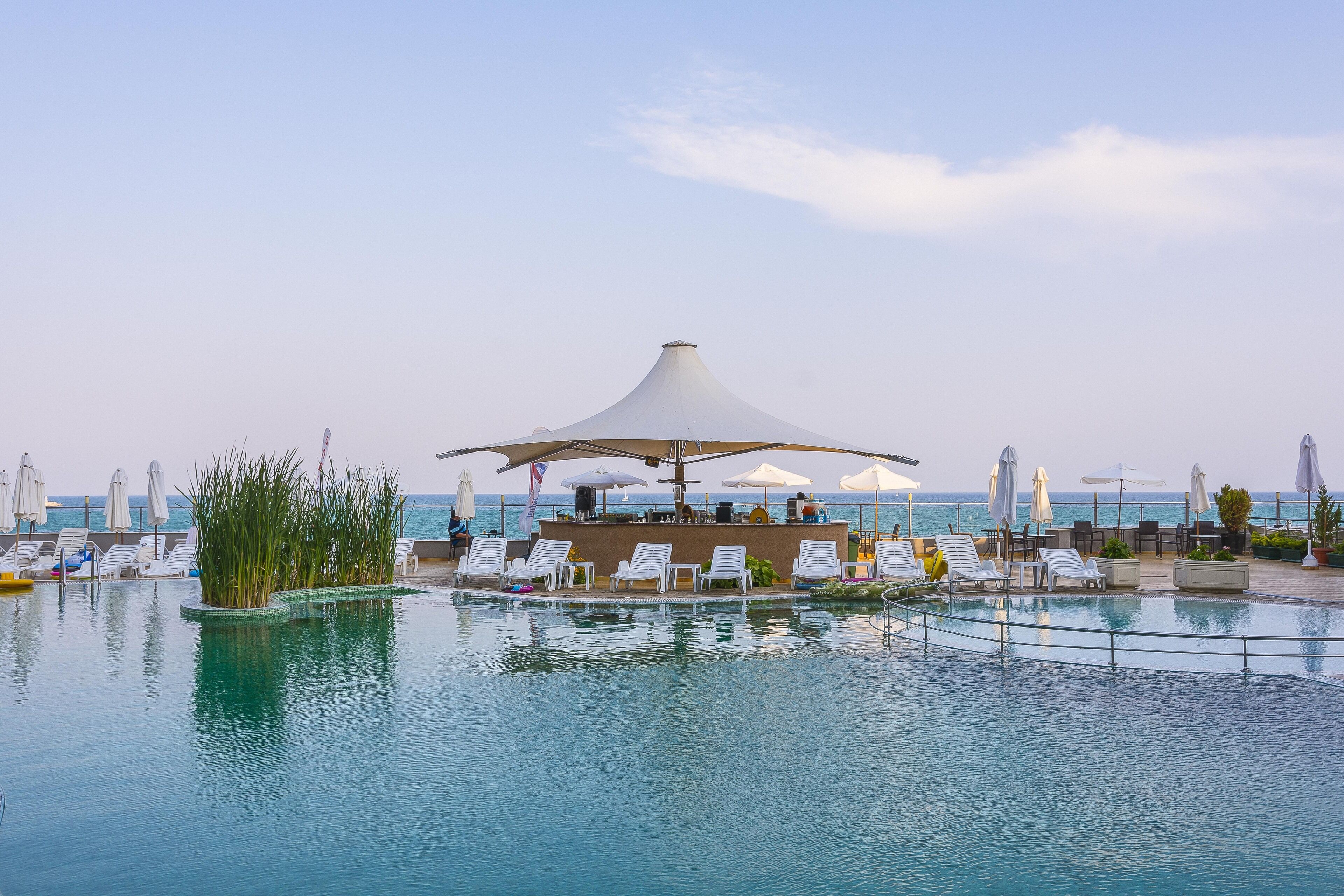 Een binnenzwembad, een seizoensgebonden buitenzwembad