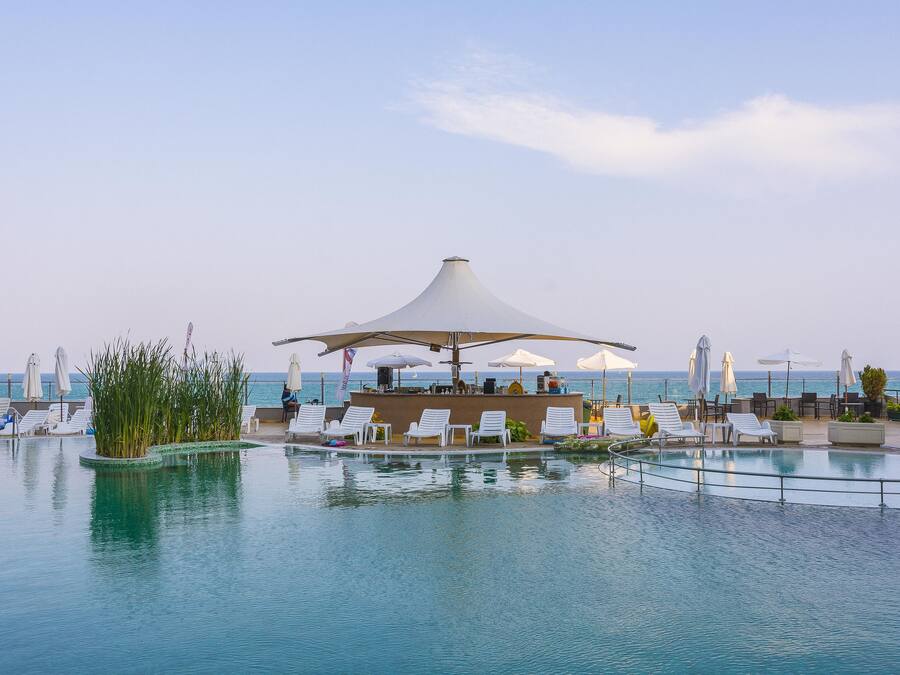 Piscina coperta, piscina stagionale all'aperto, ombrelloni da piscina