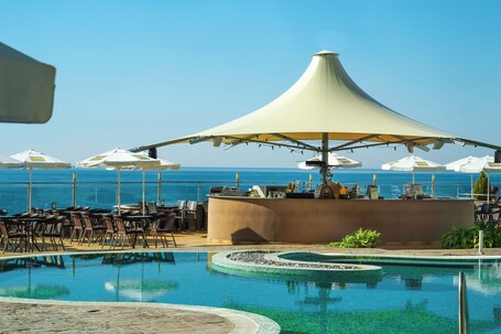 Bar junto a la piscina