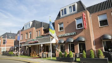Enjoy dining at this charming restaurant with a covered outdoor seating area and picturesque views.