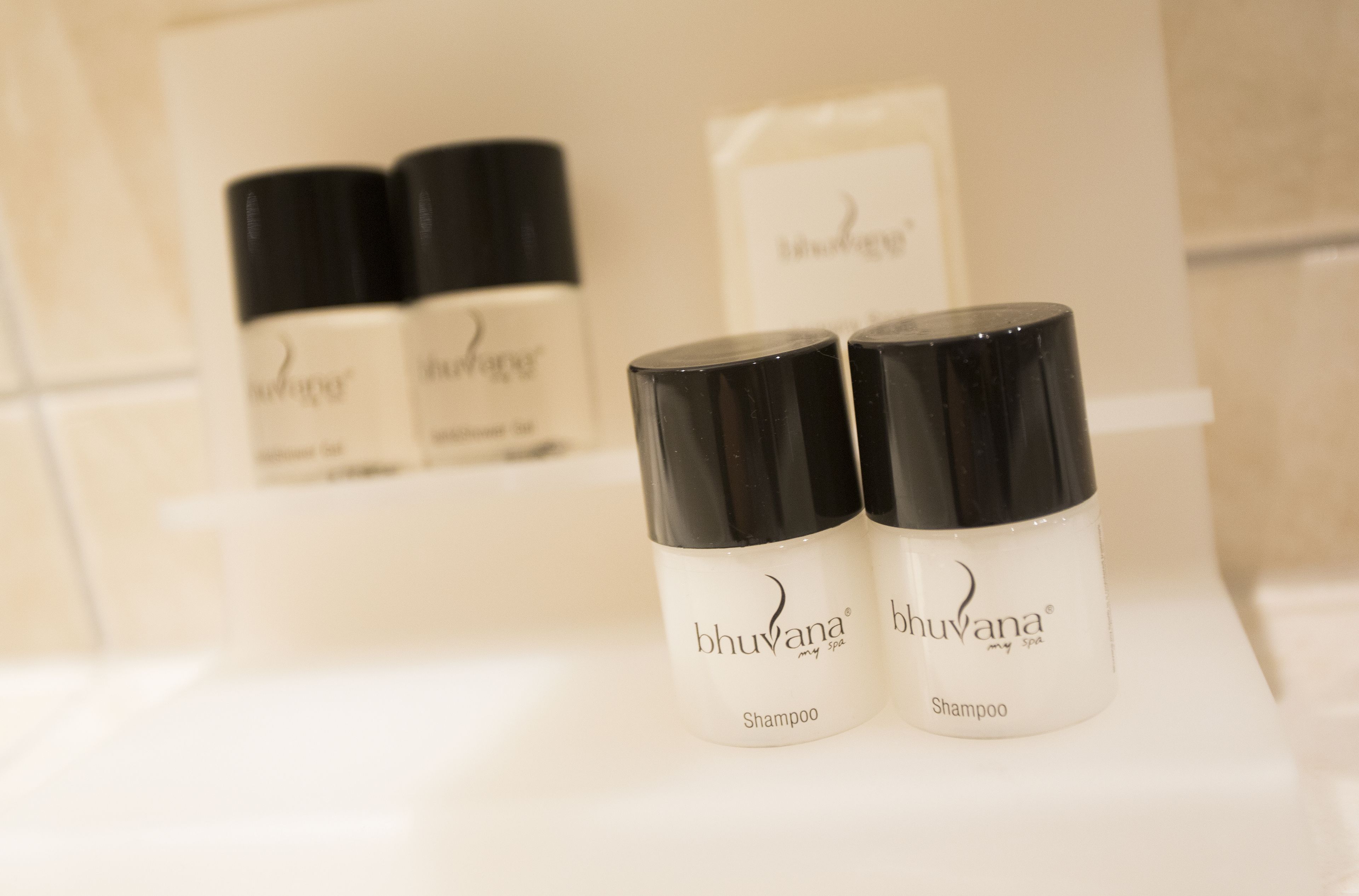 family room, jetted tub | bathroom amenities | free toiletries, hair dryer, towels