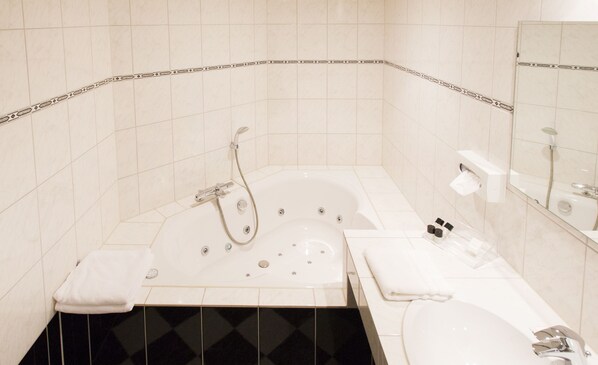 Executive Room, 2 Single Beds, Jetted Tub | Jetted bathtub