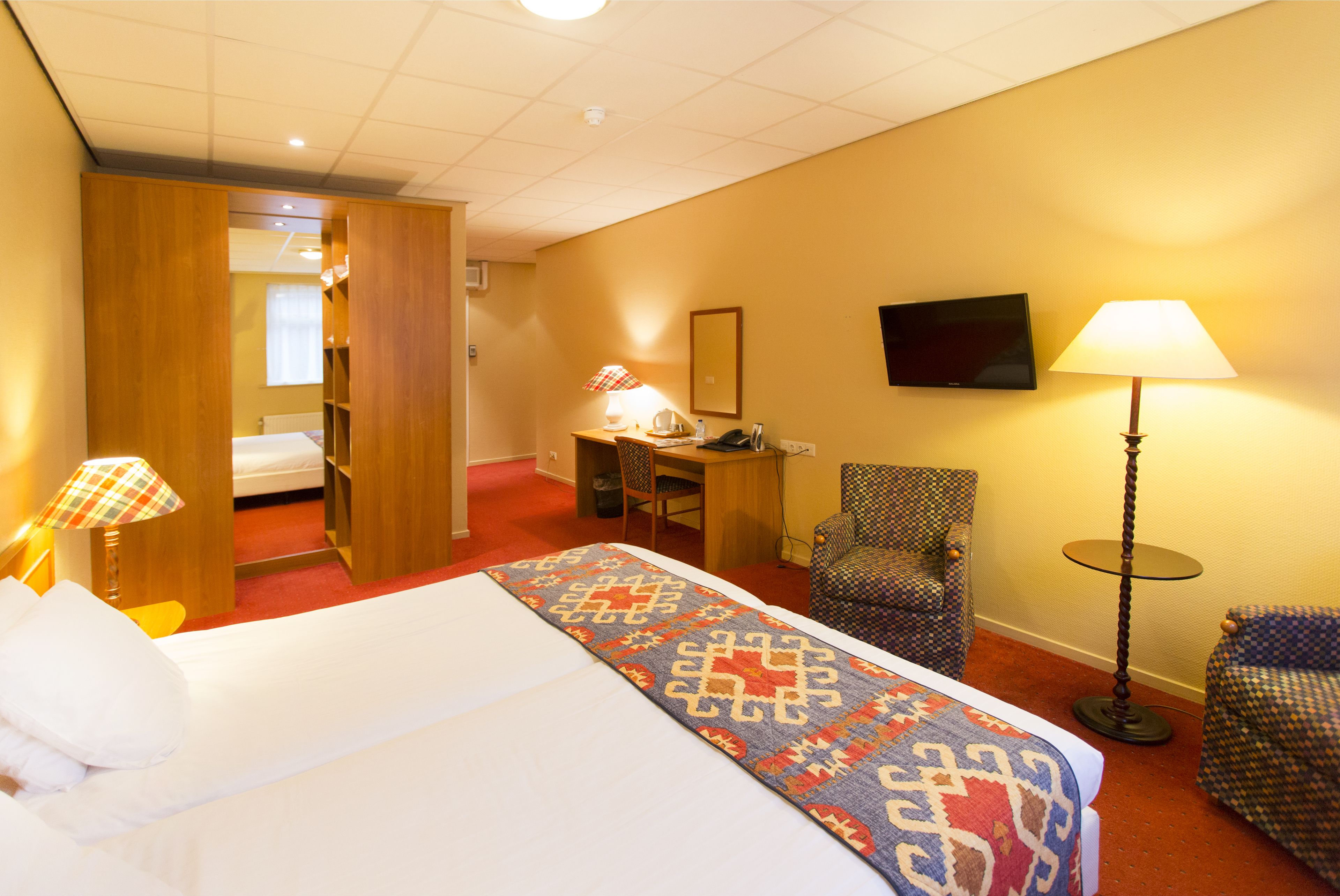 deluxe room, 2 single beds, bathtub | in-room safe, desk, soundproofing, free wifi