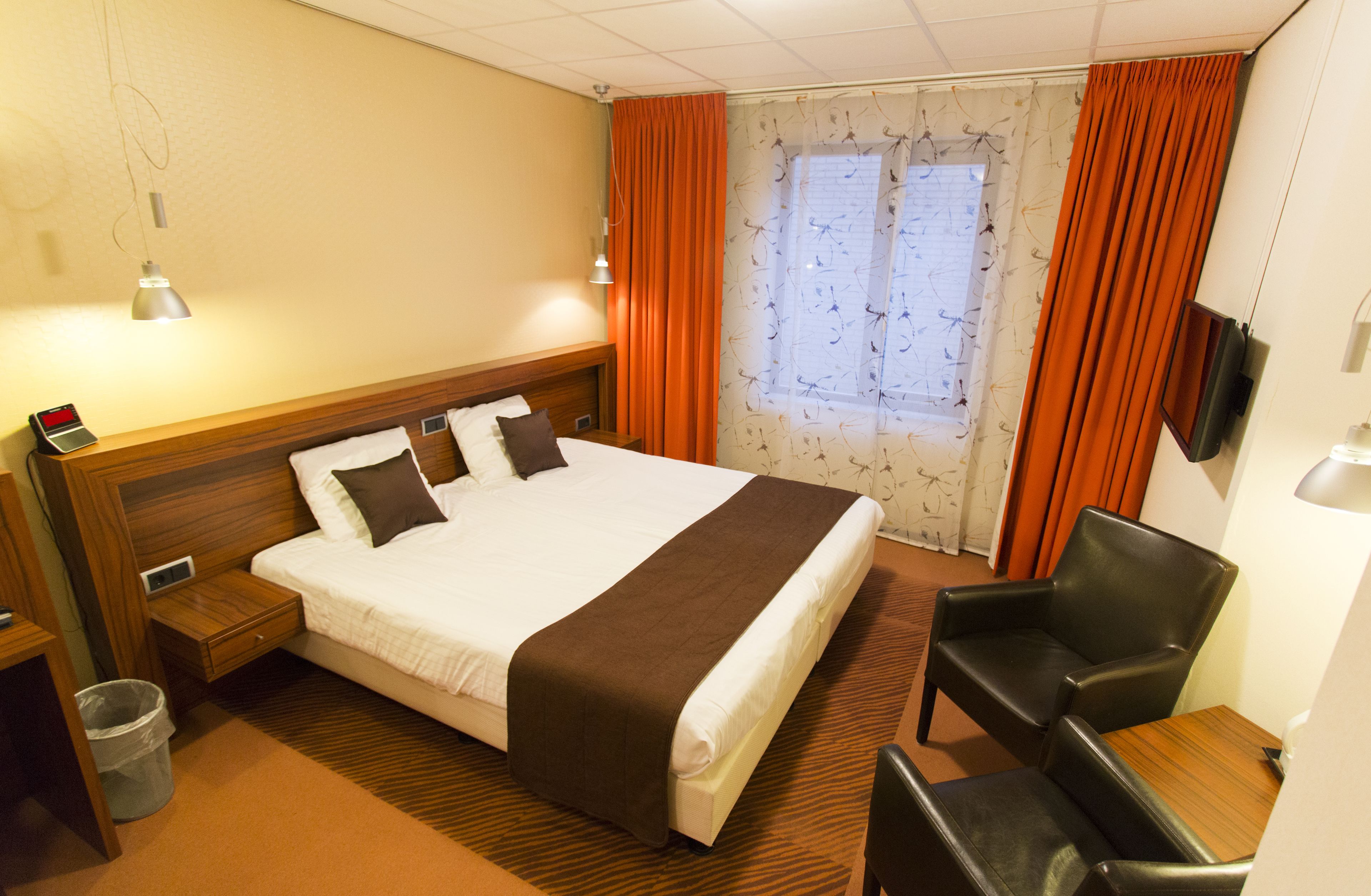 executive room, 2 single beds, jetted tub | in-room safe, desk, soundproofing, free wifi