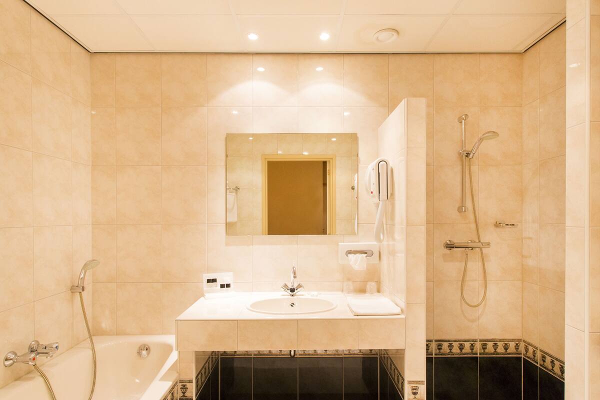 deluxe room, 2 single beds, bathtub | bathroom | free toiletries, hair dryer, towels