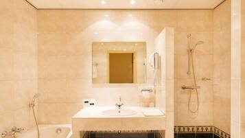 Deluxe kamer, 2 eenpersoonsbedden, bad | Badkamer | Gratis toiletartikelen, een haardroger, handdoeken