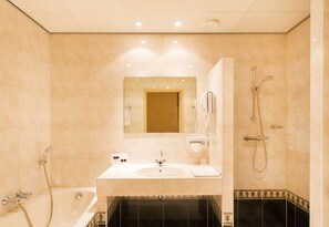 Deluxe Room, 2 Single Beds, Bathtub | Bathroom | Free toiletries, hair dryer, towels