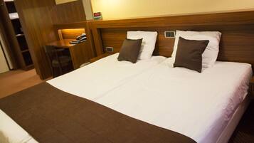 Camera Executive, 2 letti singoli, idromassaggio | 1 camera, una cassaforte in camera, una scrivania, insonorizzazione