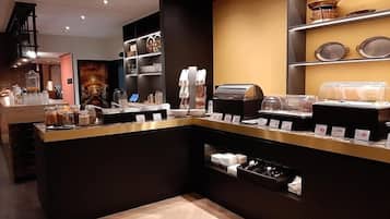 Desayuno buffet todos los días (EUR 15.50 por persona)