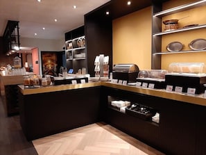 Frukostbuffé varje dag (EUR 15.50 per person)