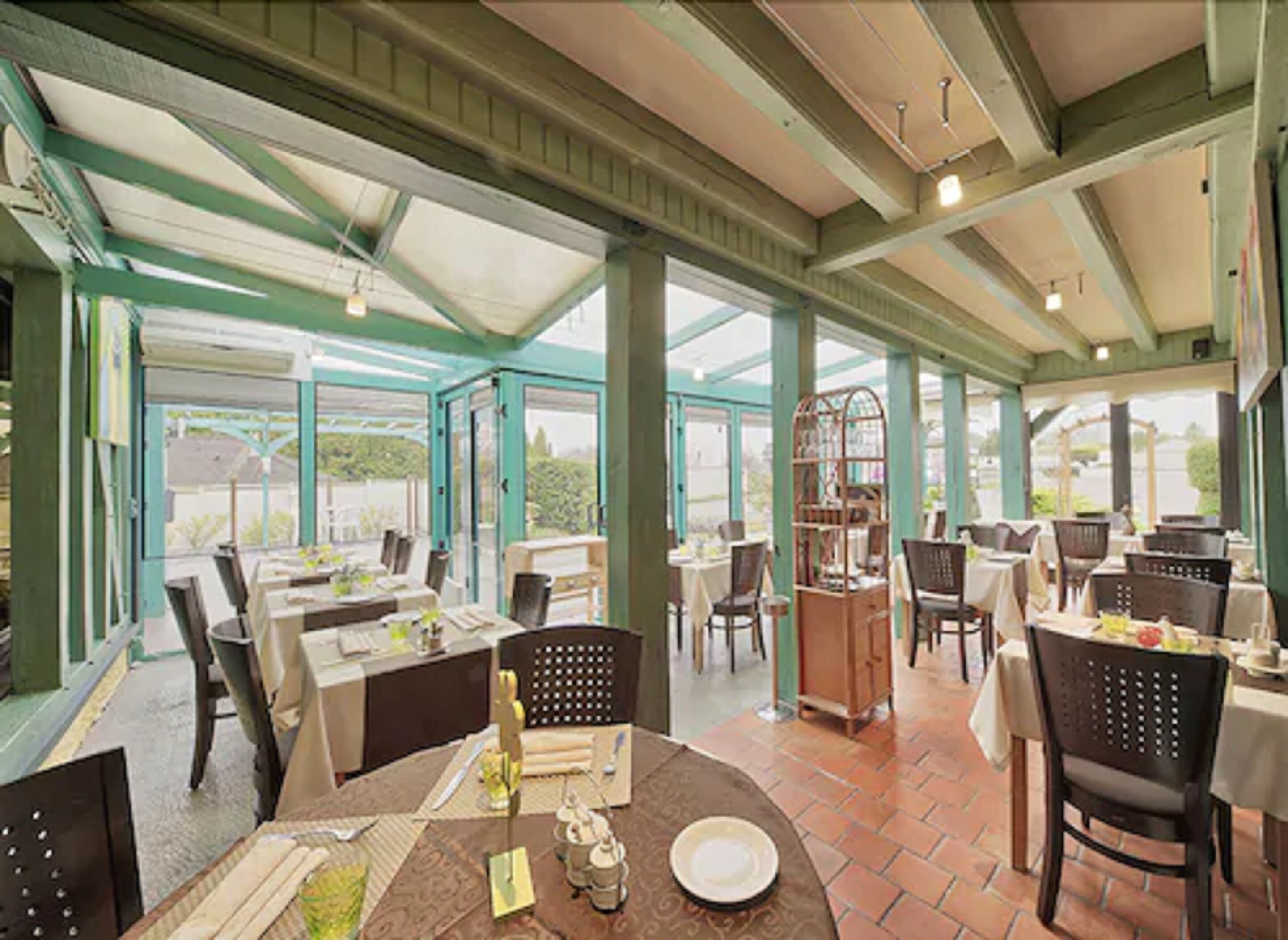 Déjeuner et dîner servis sur place