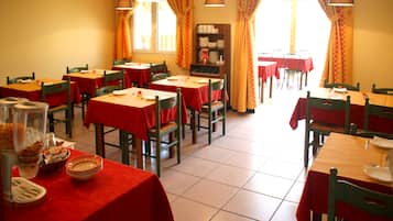 Petit déjeuner complet servi tous les jours en supplément