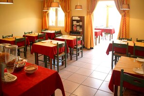 Daily full breakfast (EUR 10 per person) - Hôtel Restaurant le Pan de Bois (Breviandes)