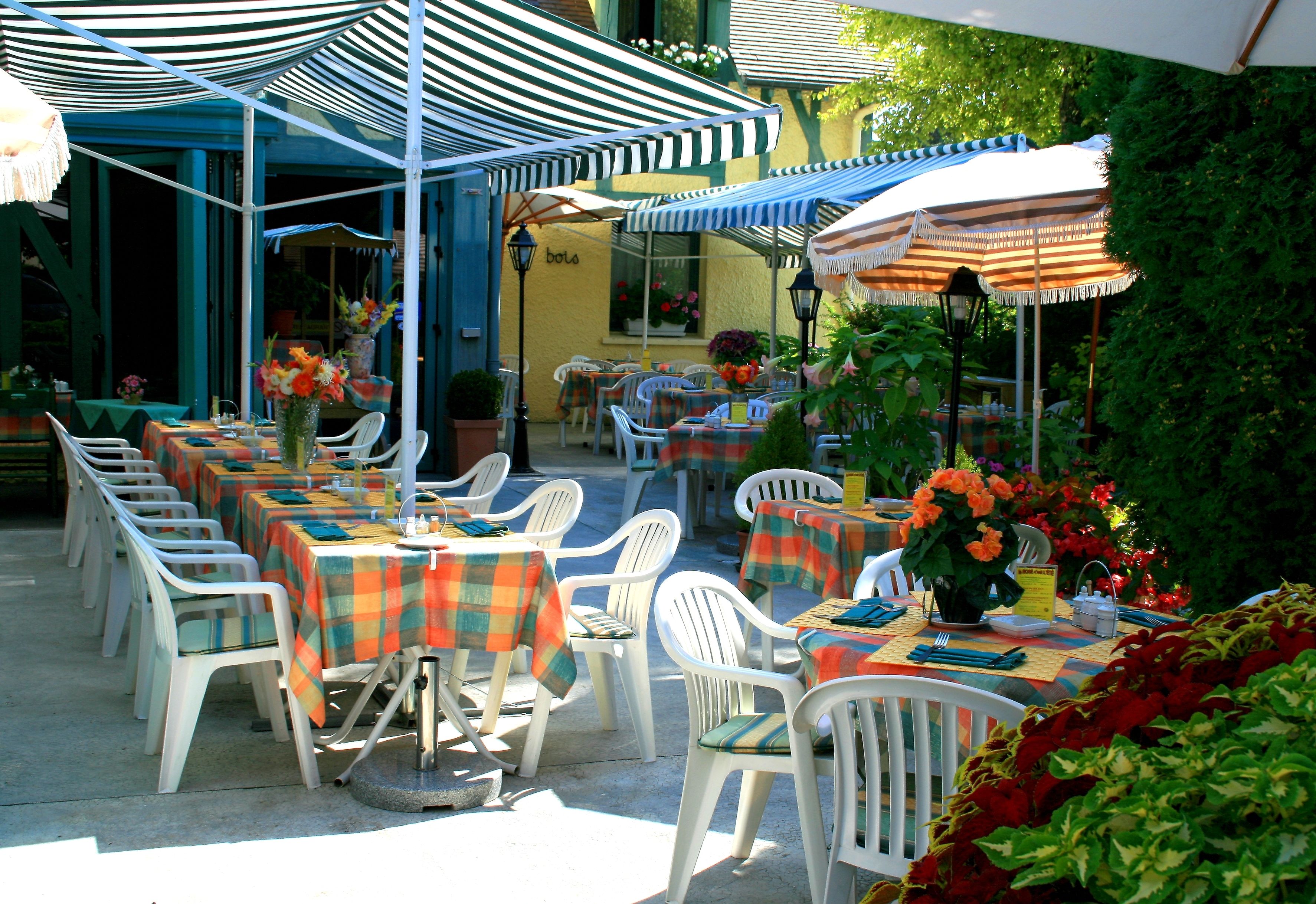 ランチ、ディナーに営業