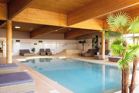 Innenpool, Liegestühle. Hôtel Restaurant & Spa LE VAL MORET