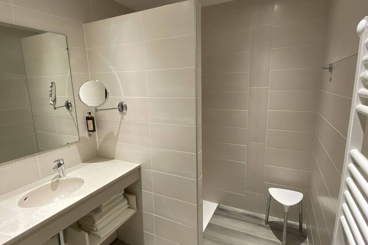 premium double room | bathroom | free toiletries, towels