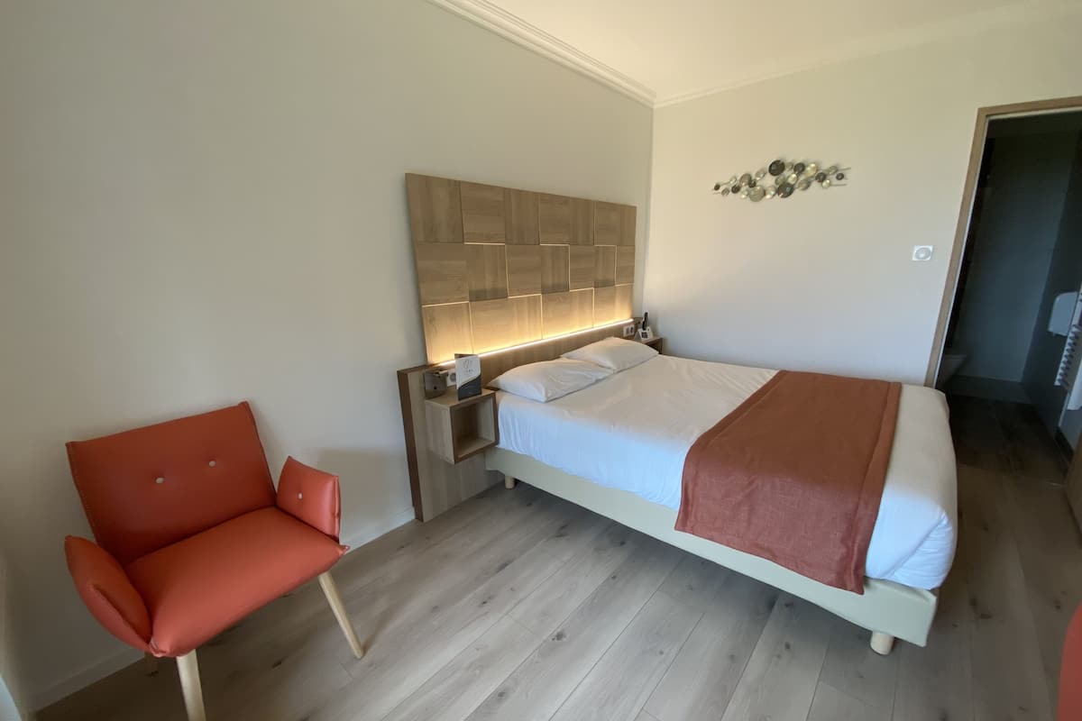 Escritorio, cortinas blackout y tabla de planchar con plancha