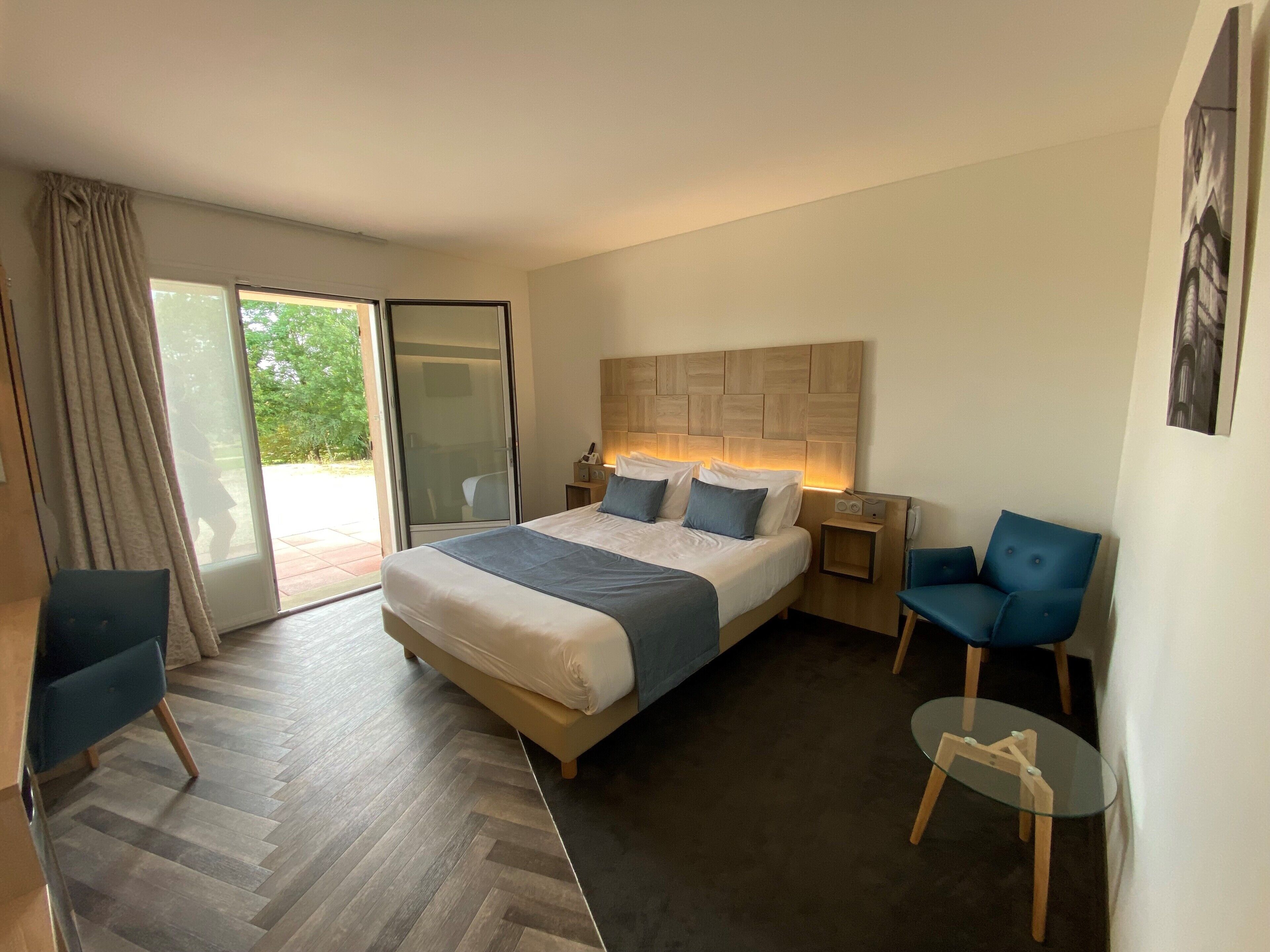 Premium Single Room | Desk, blackout drapes, iron/ironing board, free WiFi