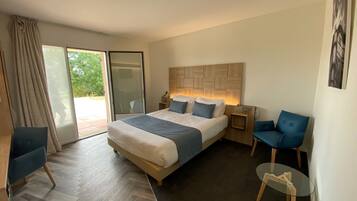 Bureau, rideaux occultants, fer et planche à repasser, Wi-Fi gratuit