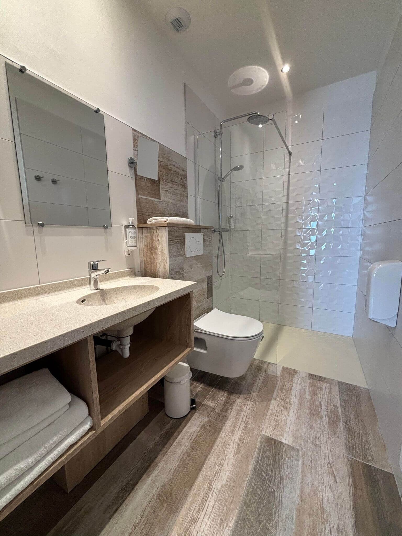 standard triple room | bathroom | free toiletries, towels