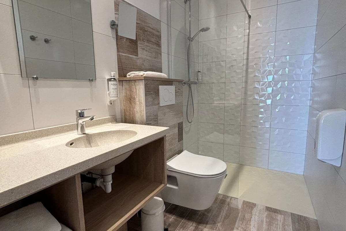 standard triple room | bathroom | free toiletries, towels