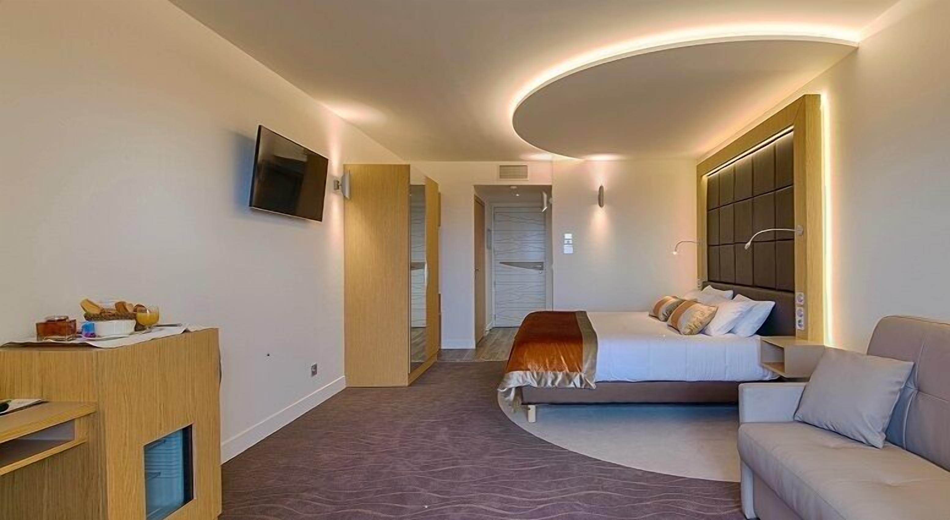 premium single room, balcony | desk, blackout curtains, iron/ironing board, free wifi