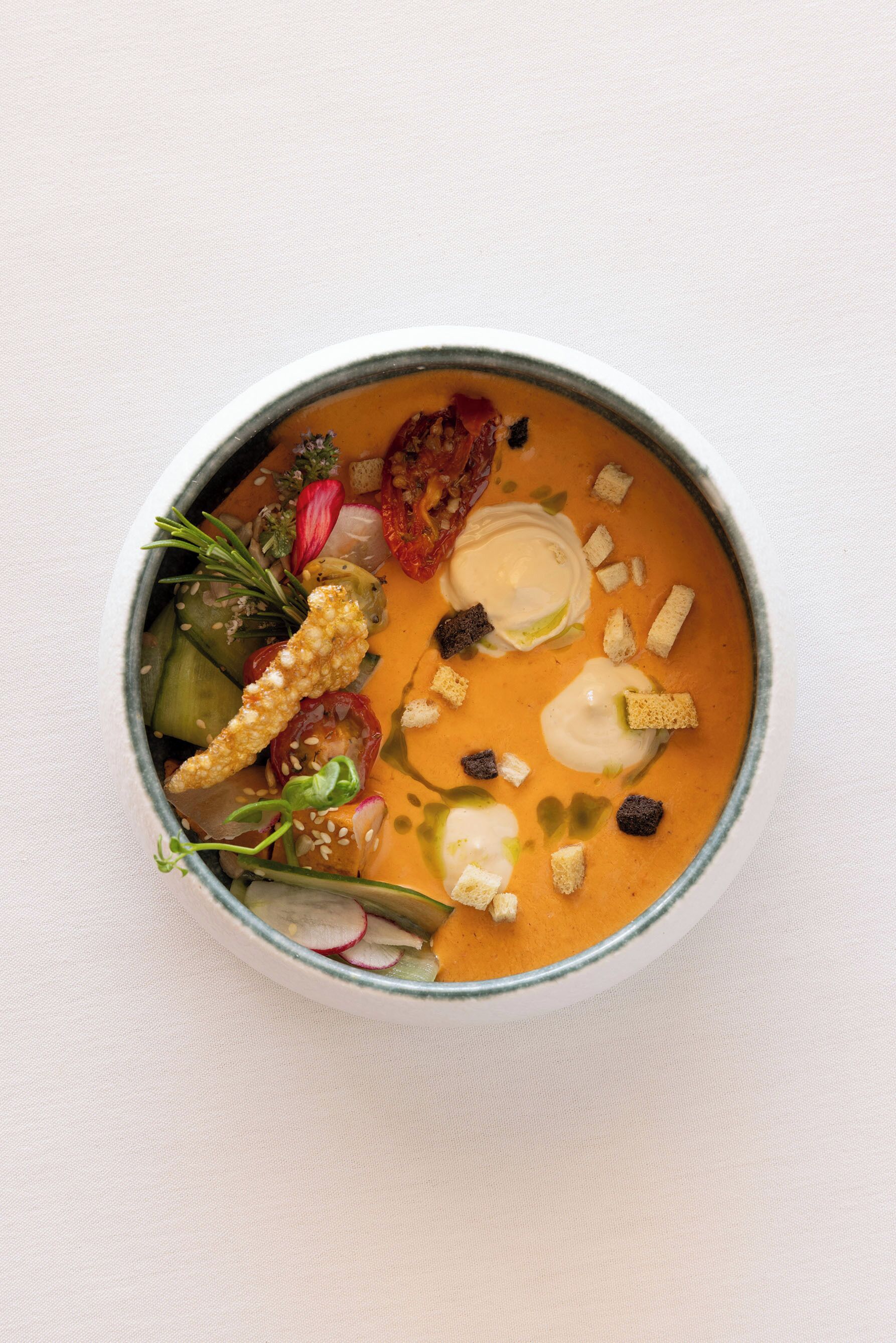 Un bol de soupe agrémenté de diverses garnitures.