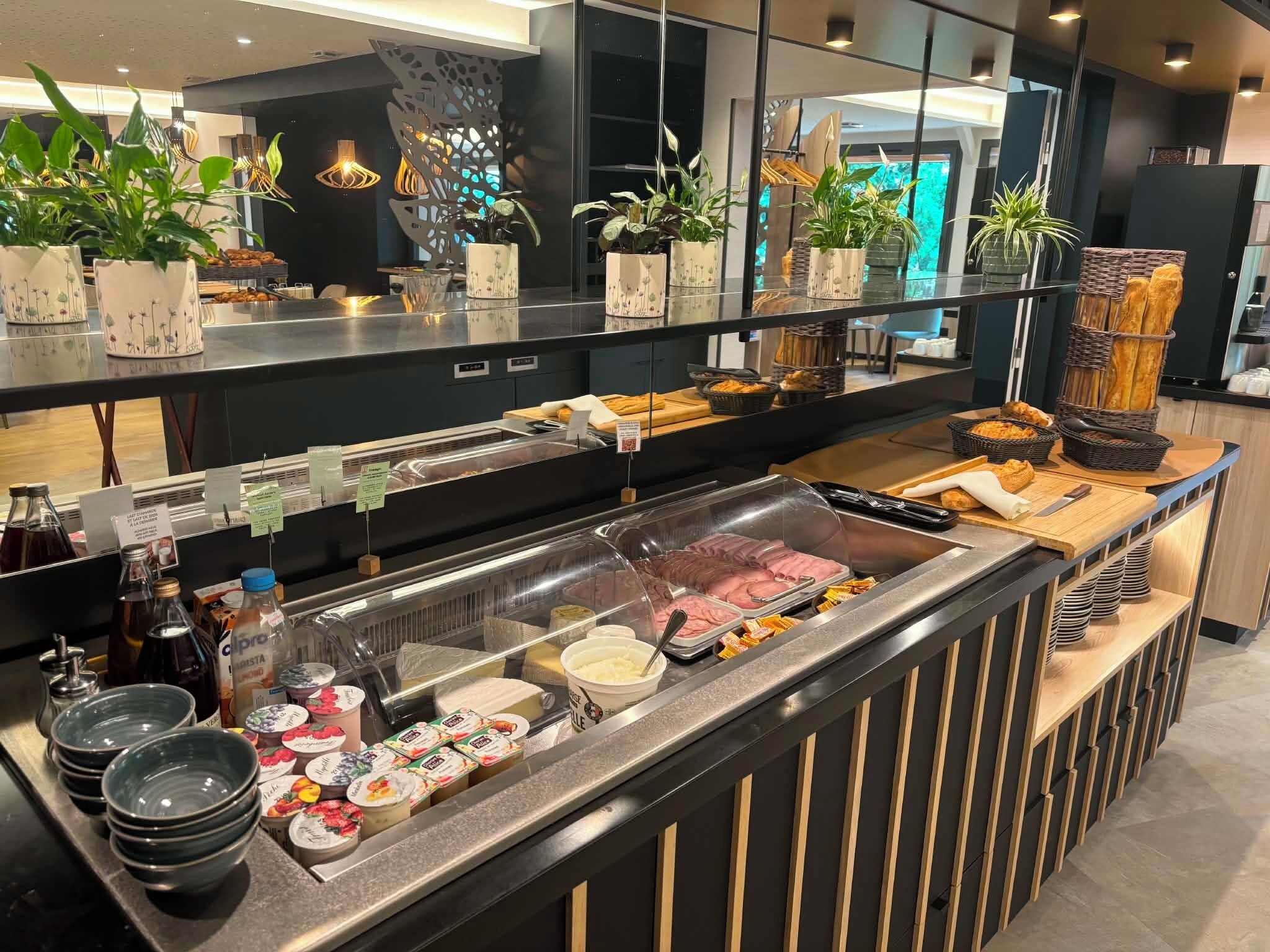Daily buffet breakfast for a fee