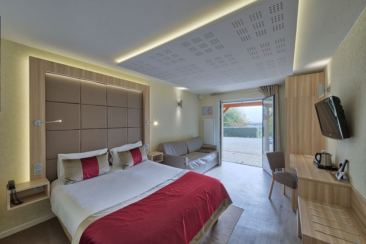 Escritorio, cortinas blackout y tabla de planchar con plancha