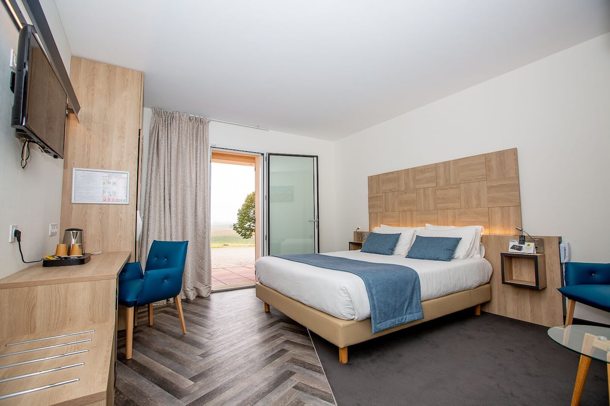 Escritorio, cortinas blackout y tabla de planchar con plancha