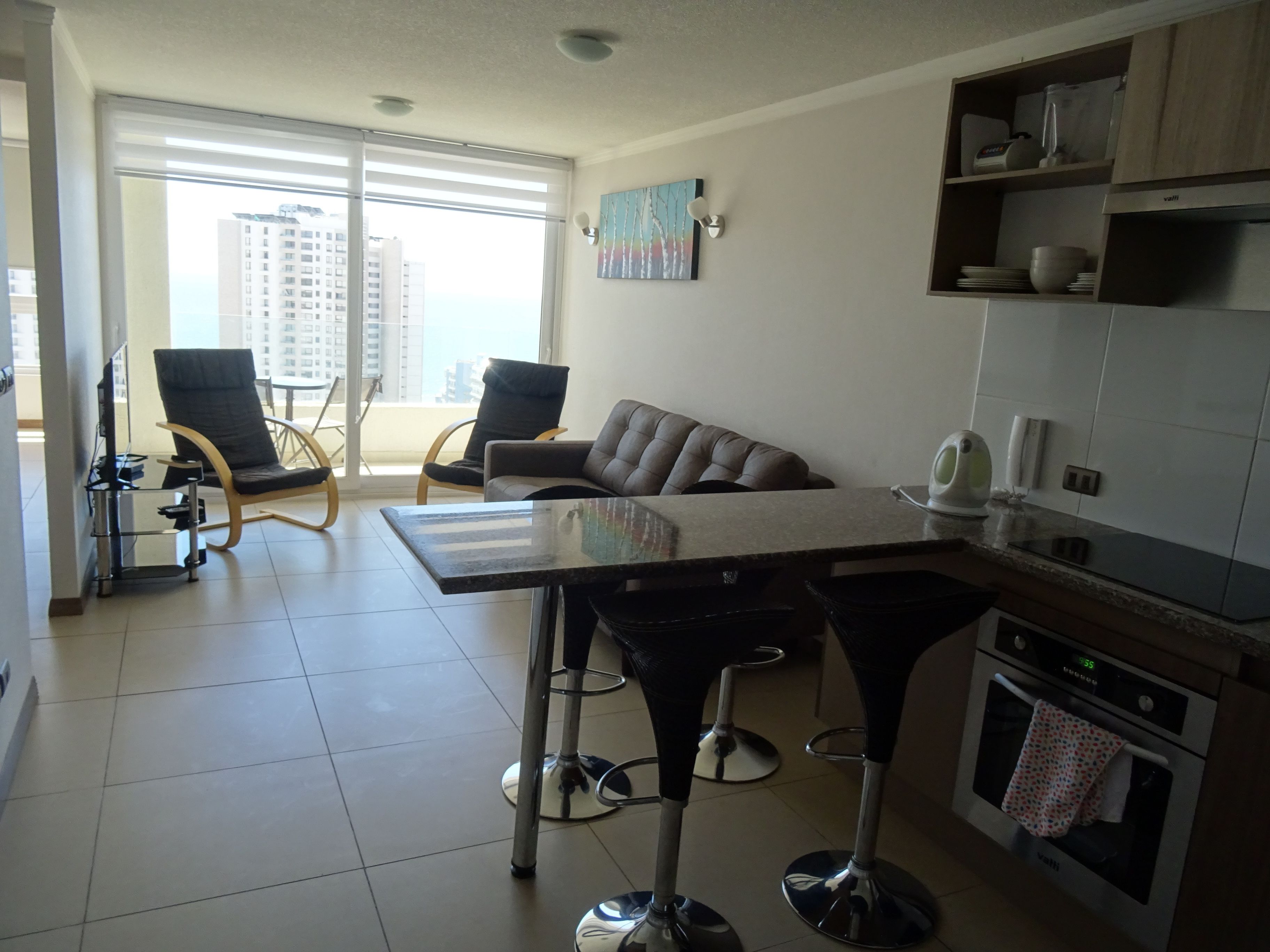 Full-sized fridge, microwave, oven, stovetop