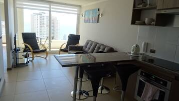 Full-sized fridge, microwave, oven, stovetop