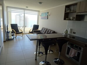 Refrigerador con freezer, microondas, horno, placa de cocina