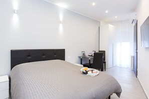 أغطية فراش متميزة ومكتب وستائر تعتيم وأسرّة أطفال/رضّع