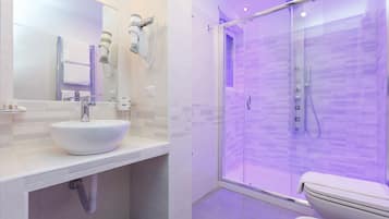 Shower, hydromassage showerhead, free toiletries, hair dryer