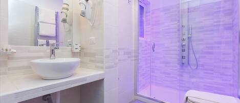 Shower, hydromassage showerhead, free toiletries, hair dryer