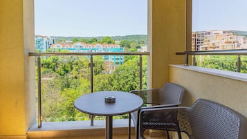 Studio, Multiple Beds, Balcony | 2 bedrooms, soundproofing, free WiFi, bed sheets