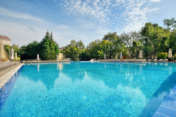 Piscine extérieure (ouverte en saison), parasols de plage