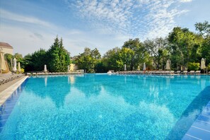 Seasonal outdoor pool, pool umbrellas, sun loungers - Apart Hotel Golden Line (Golden Sands)