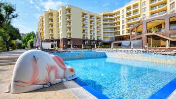 Sæsonbestemt udendørs pool, parasoller, liggestole