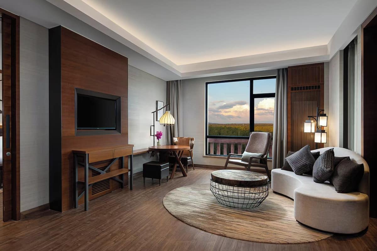 Suíte, 1 quarto, vista para o jardim | Roupas de cama premium, cofres nos quartos, escrivaninha