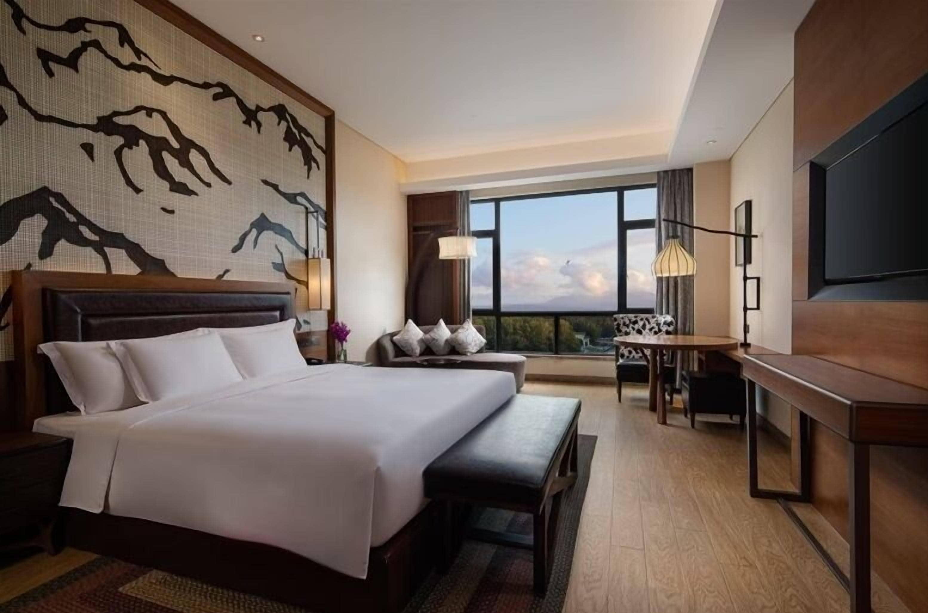 스탠다드룸, 킹사이즈침대 1개, 산 전망 | 고급 침구, 객실 내 금고, 책상, 노트북 작업 공간