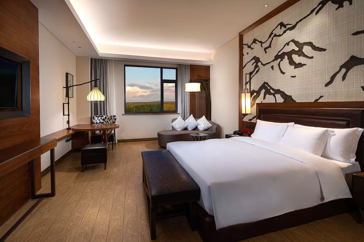 Premium bedding, in-room safe, desk, laptop workspace