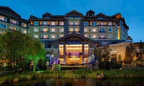 A multi-story hotel with a prominent entrance and a landscaped front yard. - Crowne Plaza Resort Changbaishan Hot Spring by IHG (Yanbian)