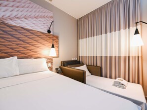 Minibar, coffres-forts dans les chambres, bureau, rideaux occultants